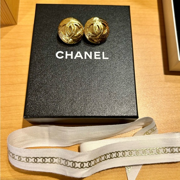 💝 Auth CHANEL Set CC Logo Chain Pendant Necklace with Earrings + Box💝 - Picture 7 of 10